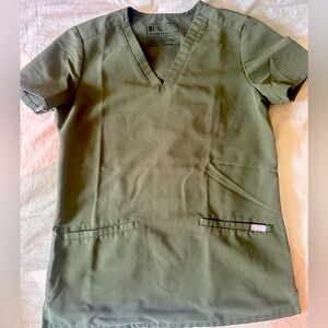 Figs
Women’s Casma Three- pocket Scrub Top
 Color: Moss
Size: XXS